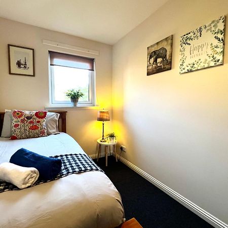 Stylish Modern Flat With Juliet Balcony & Parking Appartement Glasgow Buitenkant foto
