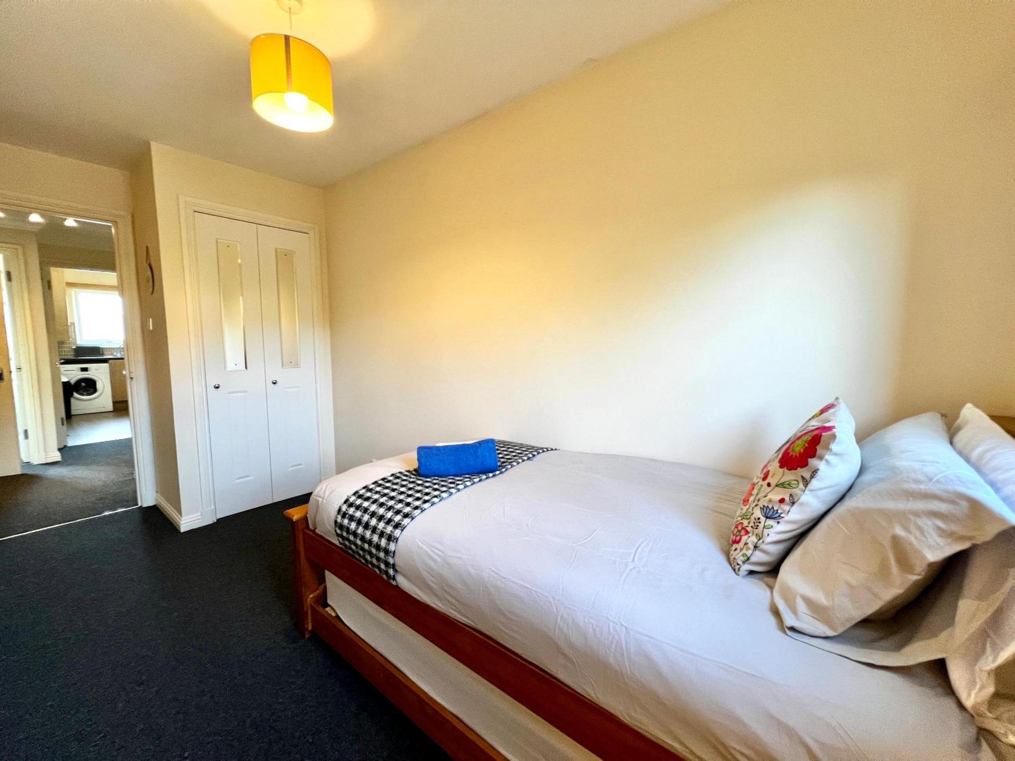 Stylish Modern Flat With Juliet Balcony & Parking Appartement Glasgow Buitenkant foto