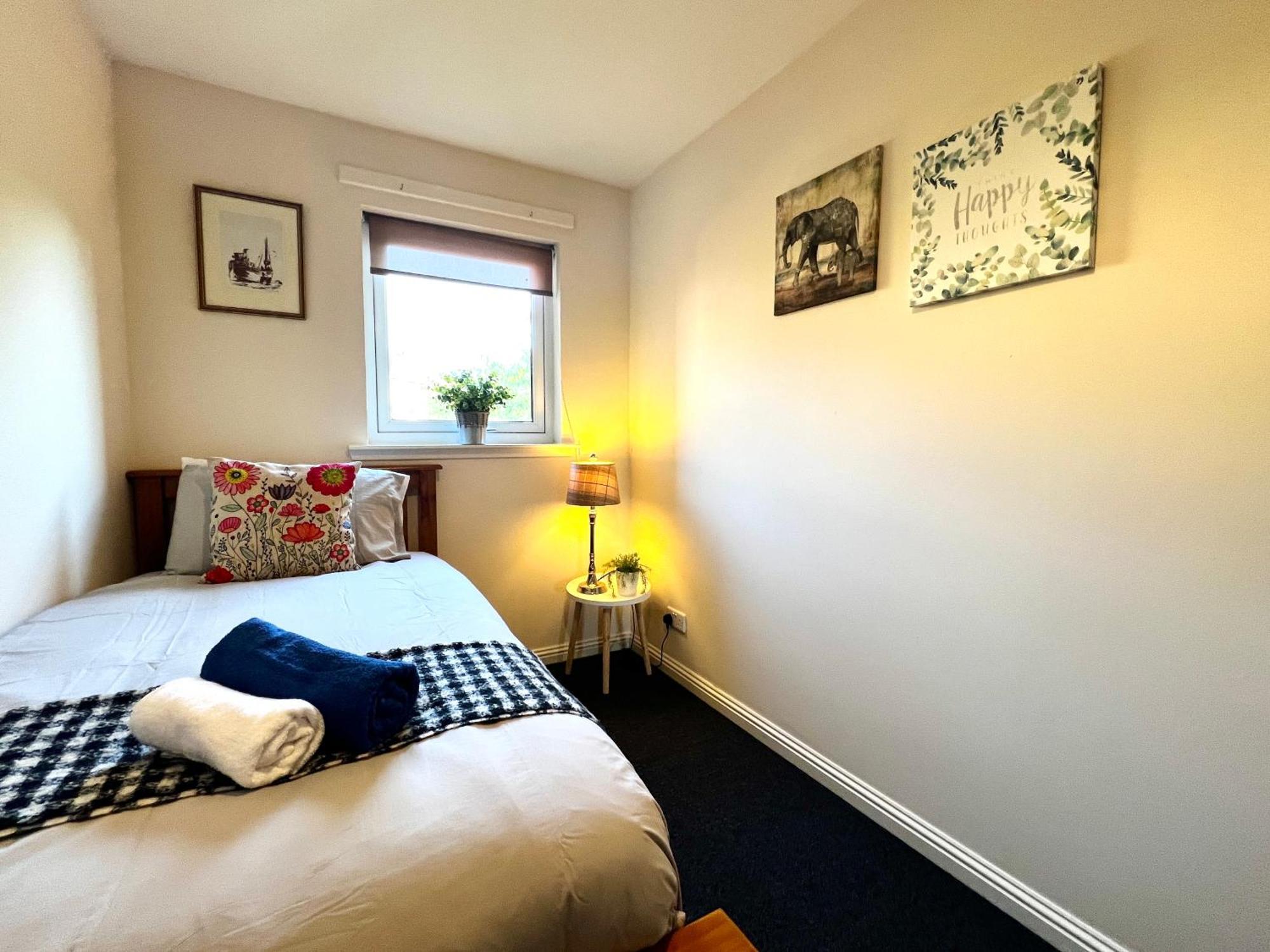 Stylish Modern Flat With Juliet Balcony & Parking Appartement Glasgow Buitenkant foto