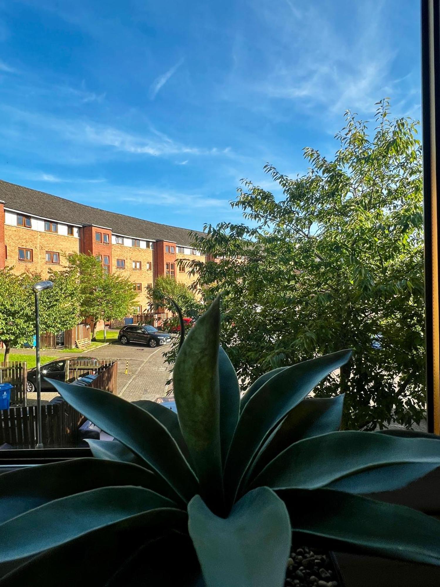 Stylish Modern Flat With Juliet Balcony & Parking Appartement Glasgow Buitenkant foto