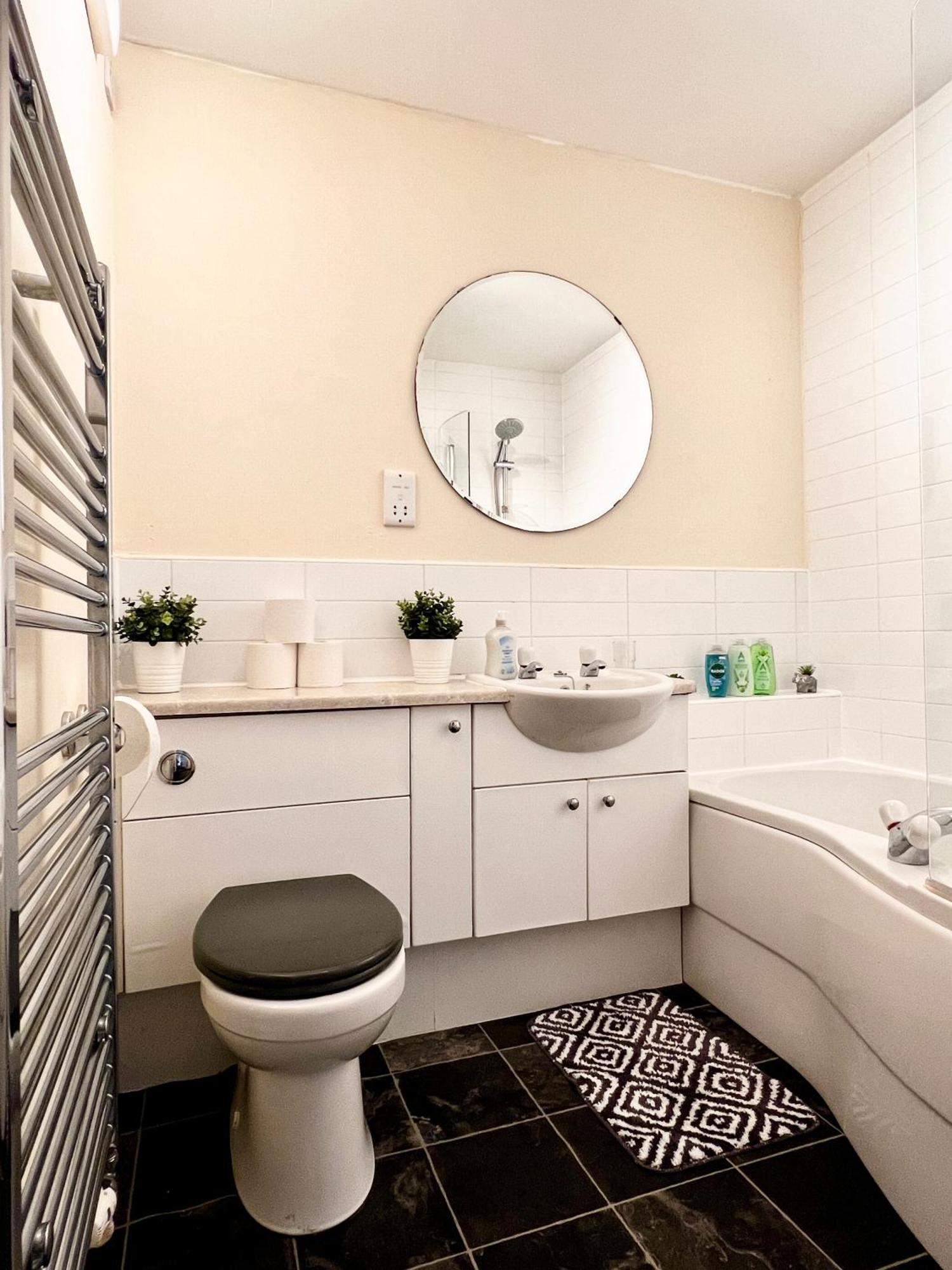 Stylish Modern Flat With Juliet Balcony & Parking Appartement Glasgow Buitenkant foto
