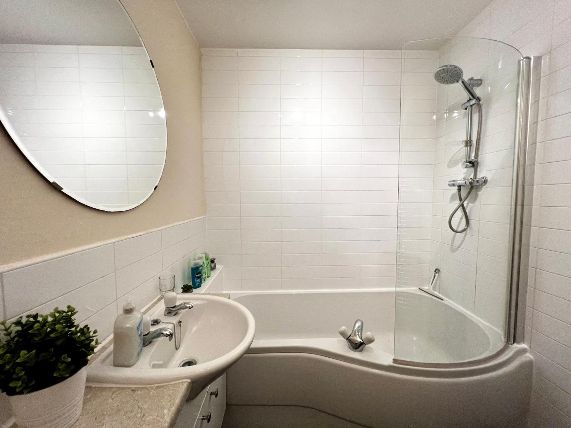 Stylish Modern Flat With Juliet Balcony & Parking Appartement Glasgow Buitenkant foto