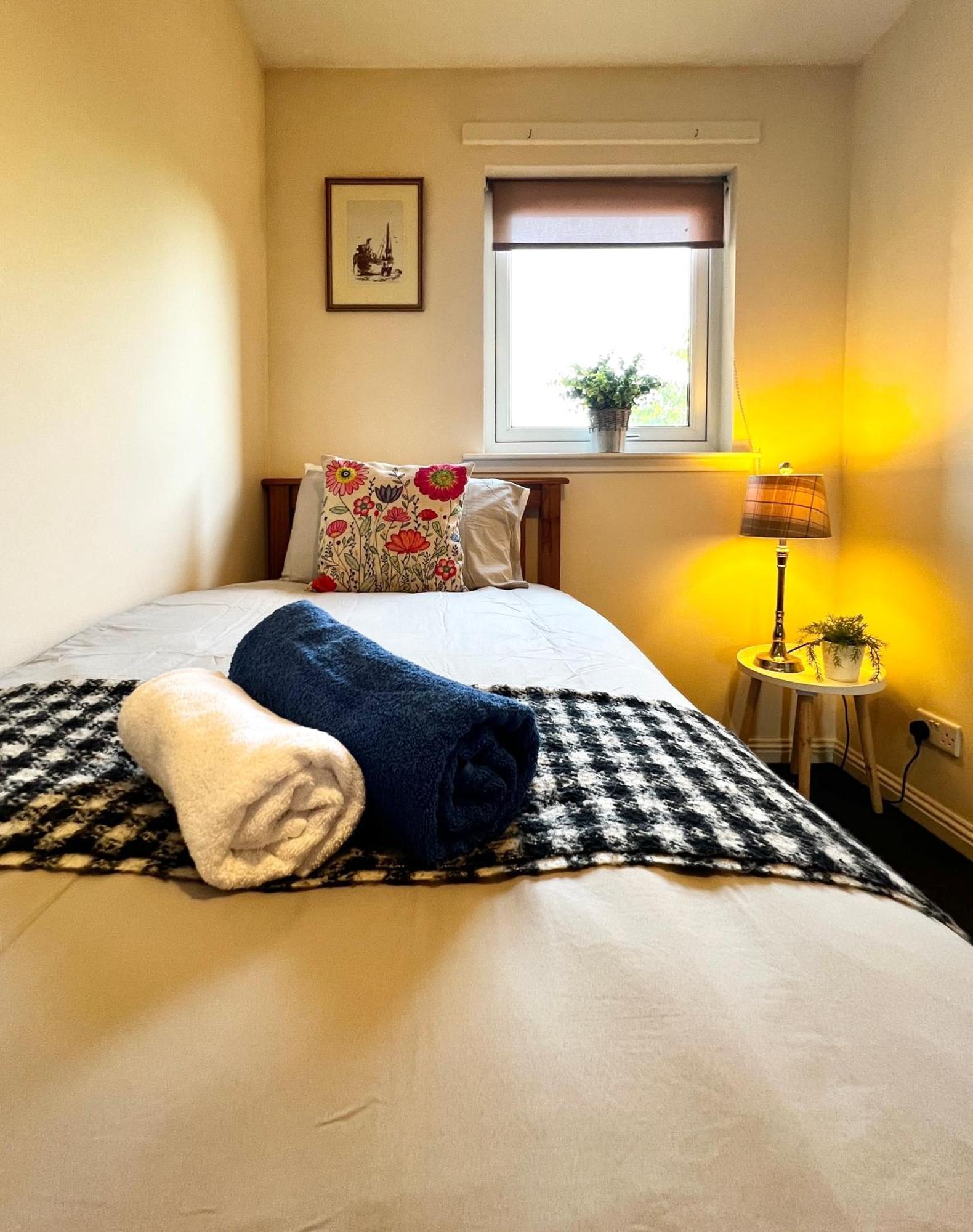 Stylish Modern Flat With Juliet Balcony & Parking Appartement Glasgow Buitenkant foto