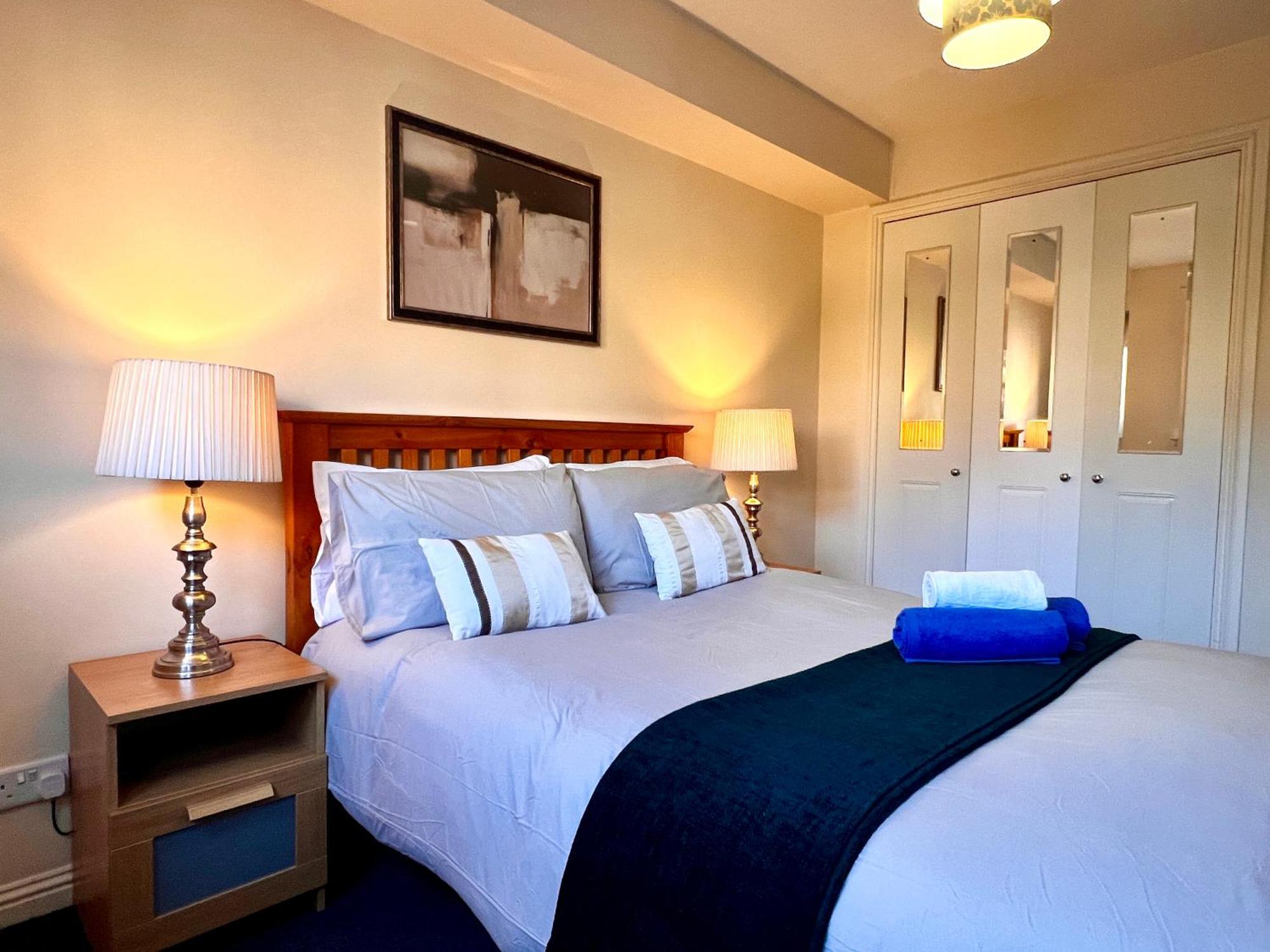Stylish Modern Flat With Juliet Balcony & Parking Appartement Glasgow Buitenkant foto