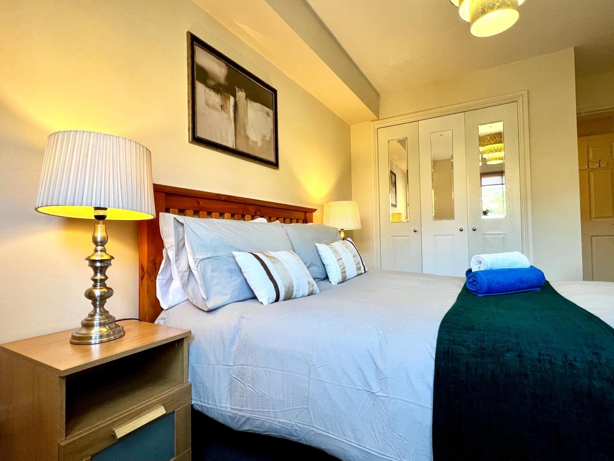 Stylish Modern Flat With Juliet Balcony & Parking Appartement Glasgow Buitenkant foto