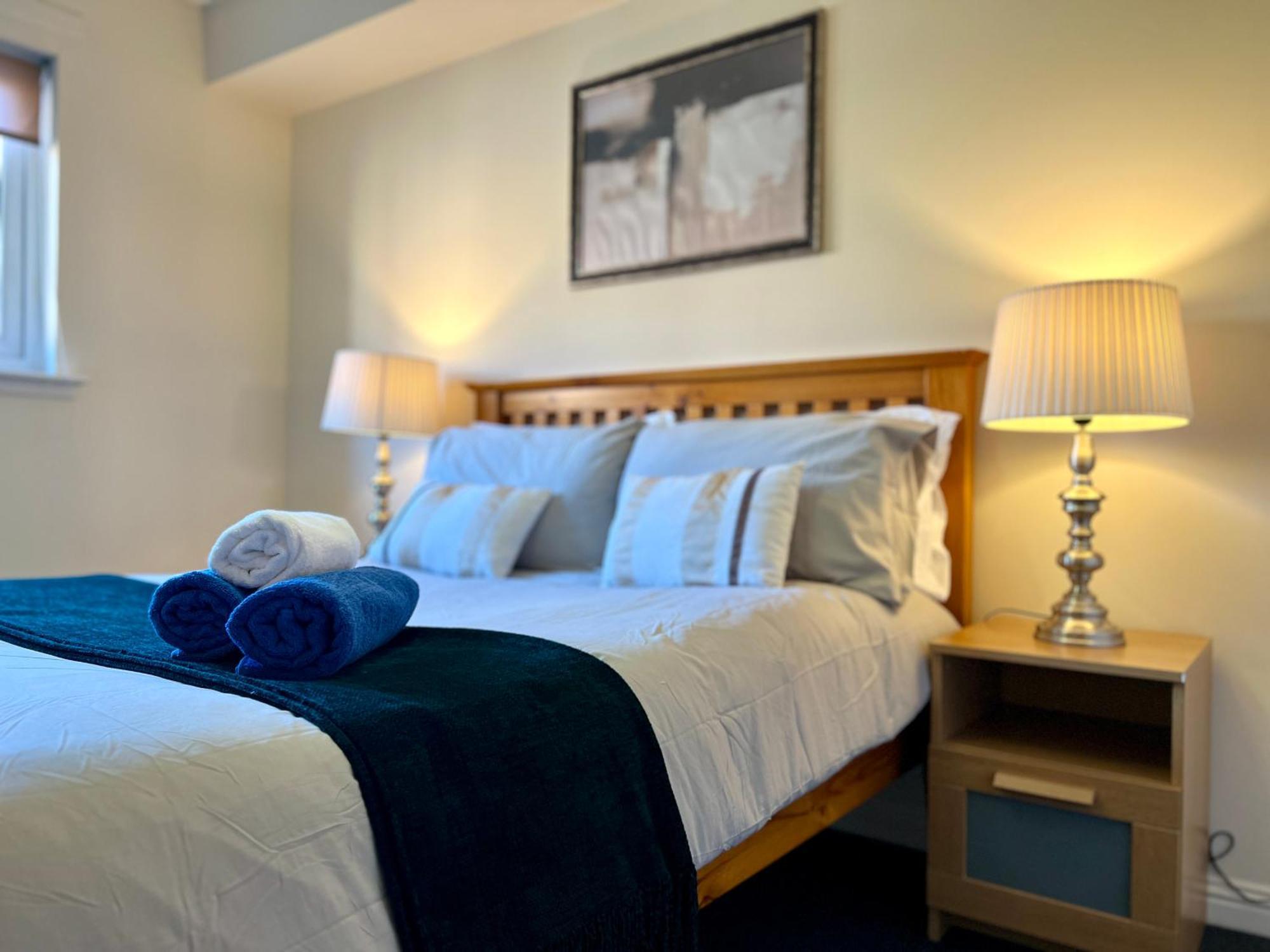 Stylish Modern Flat With Juliet Balcony & Parking Appartement Glasgow Buitenkant foto