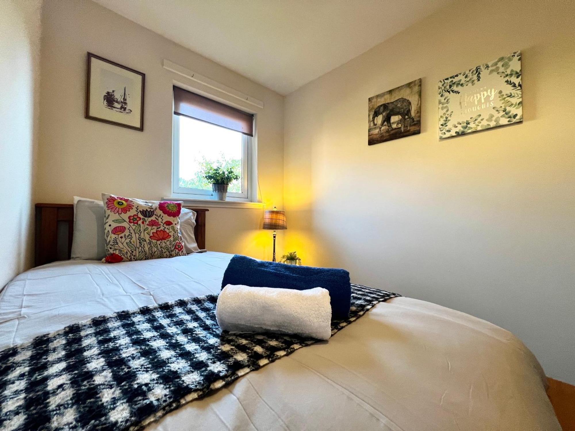 Stylish Modern Flat With Juliet Balcony & Parking Appartement Glasgow Buitenkant foto