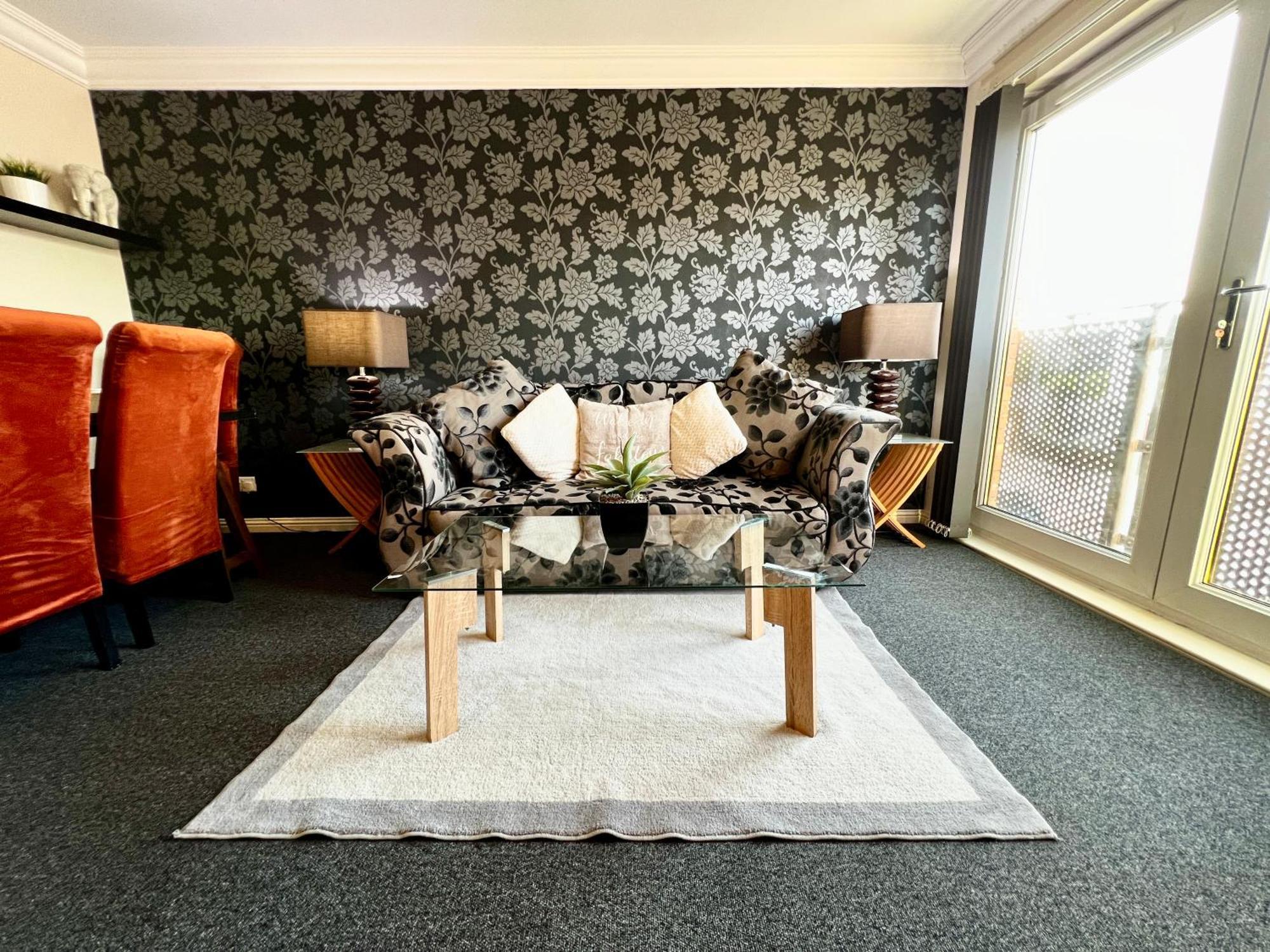 Stylish Modern Flat With Juliet Balcony & Parking Appartement Glasgow Buitenkant foto