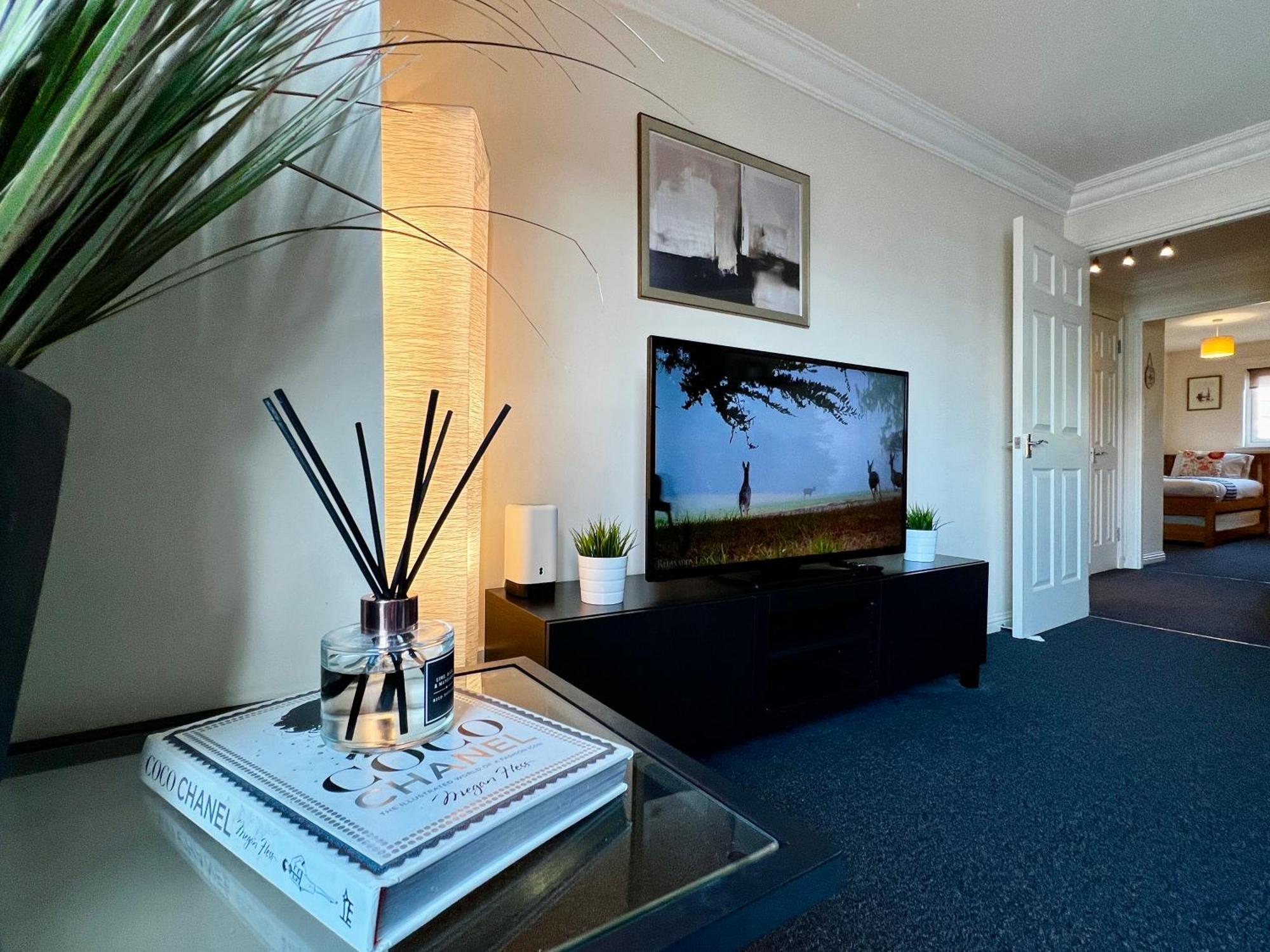 Stylish Modern Flat With Juliet Balcony & Parking Appartement Glasgow Buitenkant foto