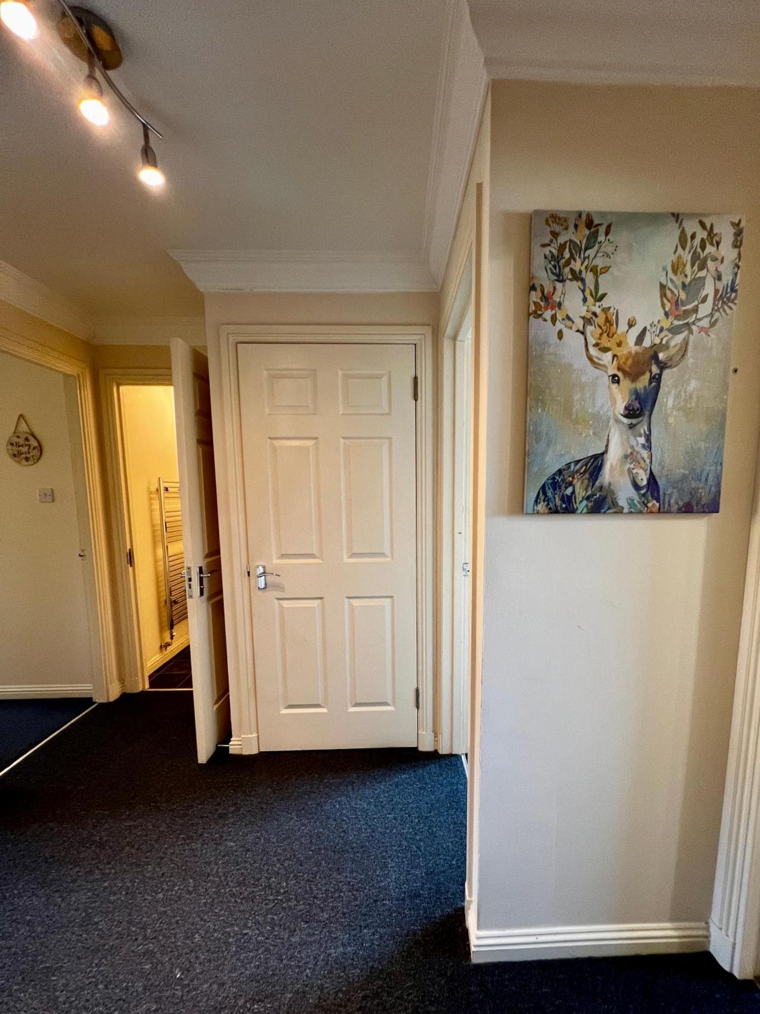 Stylish Modern Flat With Juliet Balcony & Parking Appartement Glasgow Buitenkant foto