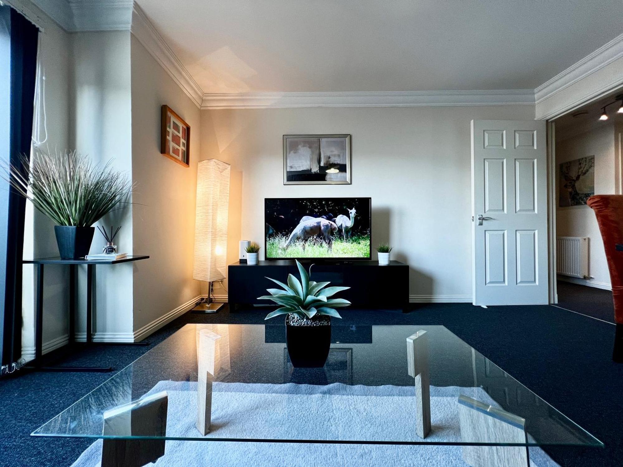 Stylish Modern Flat With Juliet Balcony & Parking Appartement Glasgow Buitenkant foto