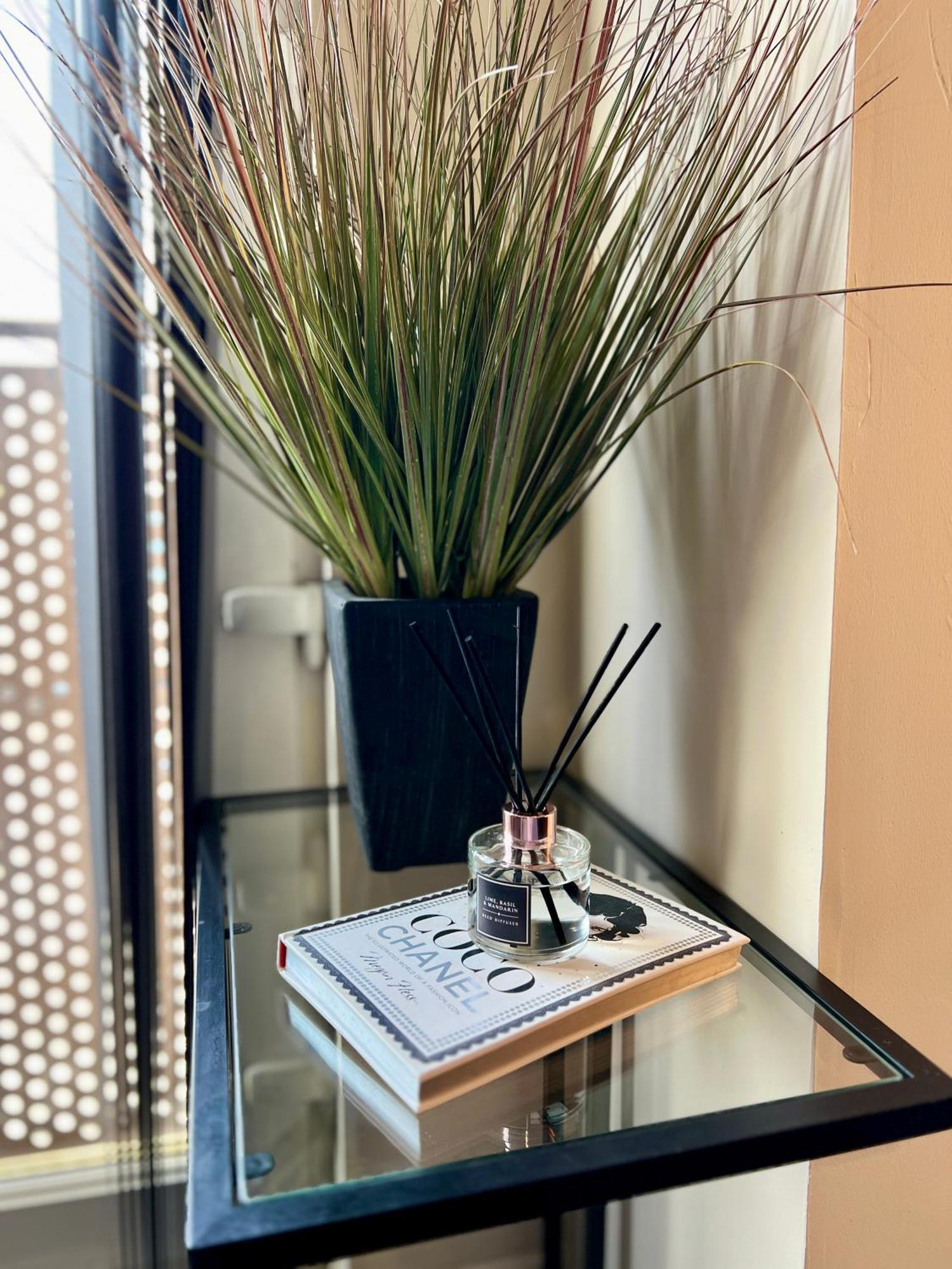 Stylish Modern Flat With Juliet Balcony & Parking Appartement Glasgow Buitenkant foto