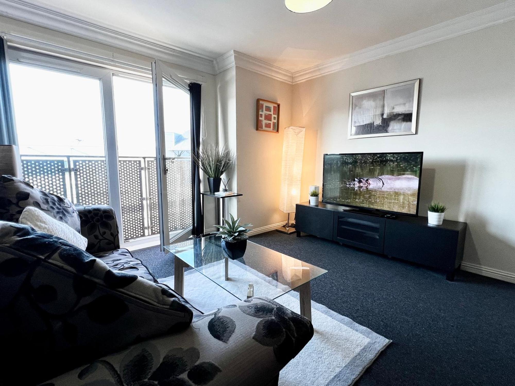 Stylish Modern Flat With Juliet Balcony & Parking Appartement Glasgow Buitenkant foto