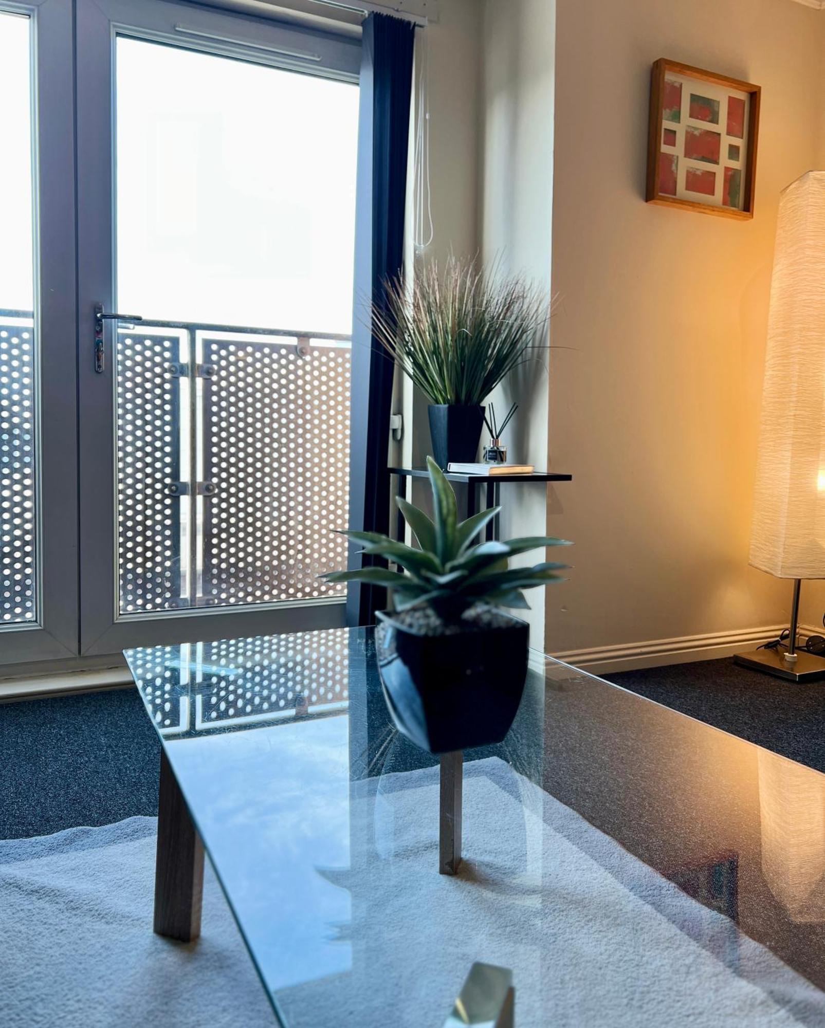 Stylish Modern Flat With Juliet Balcony & Parking Appartement Glasgow Buitenkant foto