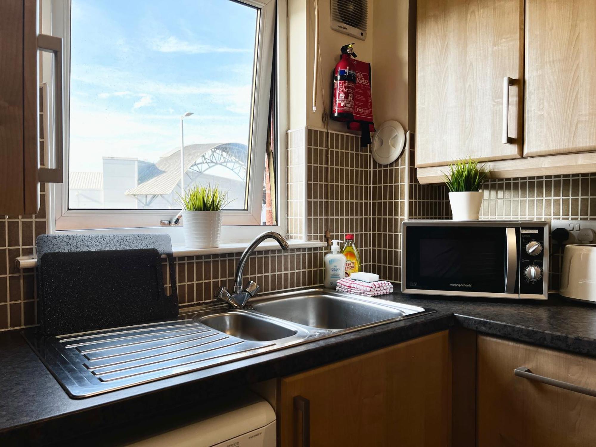 Stylish Modern Flat With Juliet Balcony & Parking Appartement Glasgow Buitenkant foto