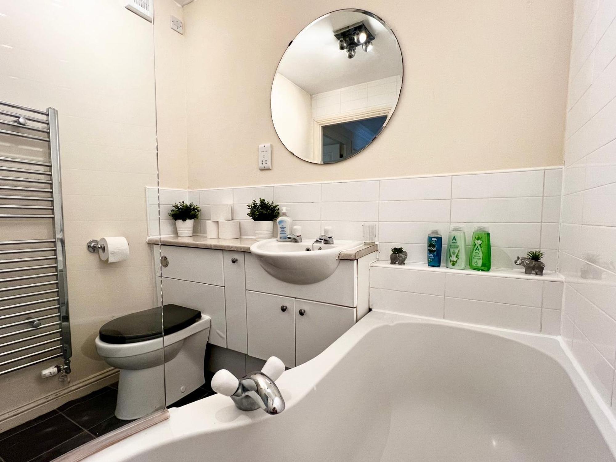 Stylish Modern Flat With Juliet Balcony & Parking Appartement Glasgow Buitenkant foto
