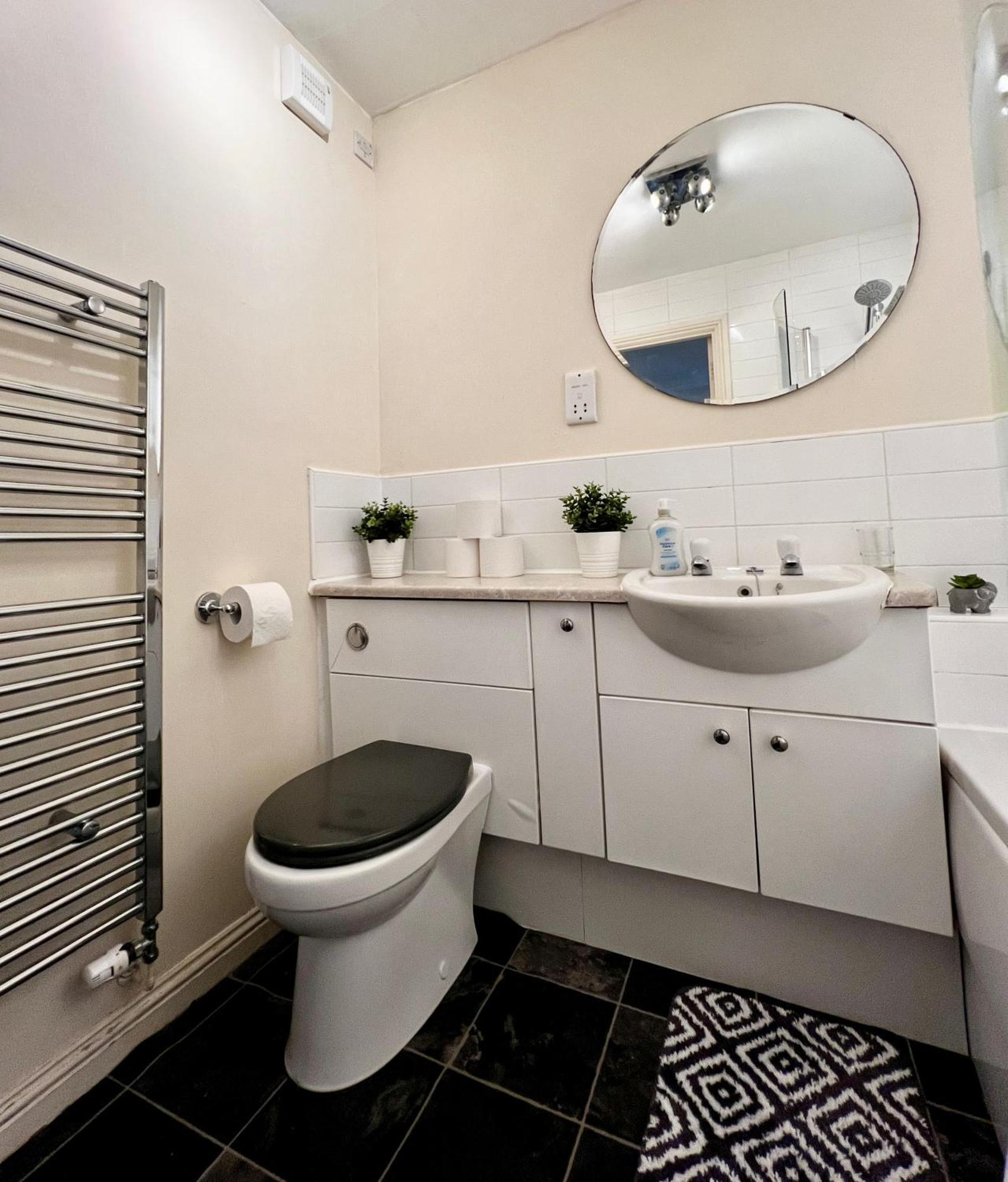 Stylish Modern Flat With Juliet Balcony & Parking Appartement Glasgow Buitenkant foto