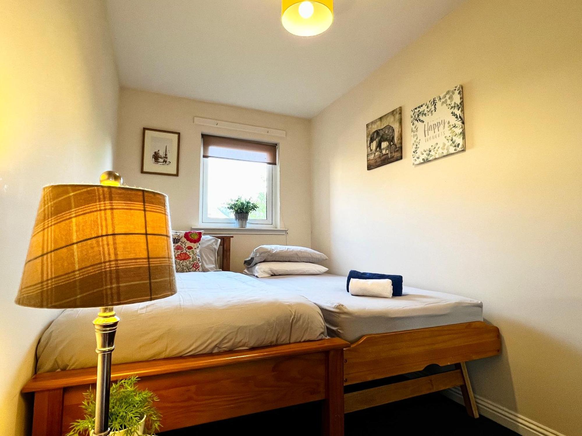 Stylish Modern Flat With Juliet Balcony & Parking Appartement Glasgow Buitenkant foto