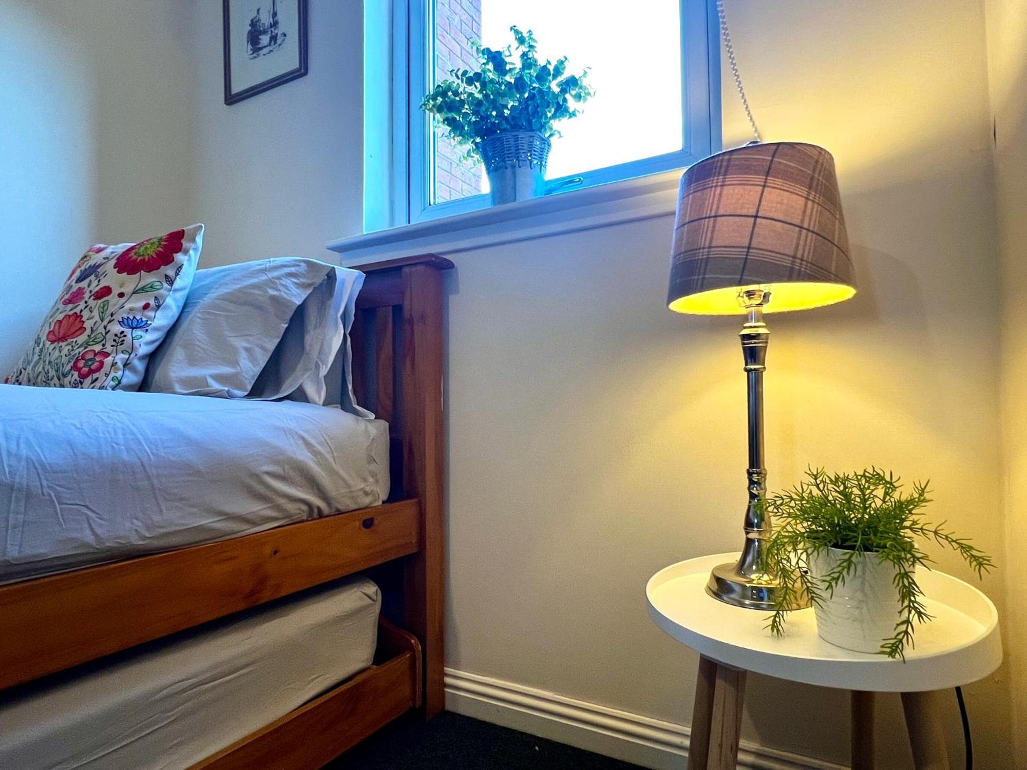 Stylish Modern Flat With Juliet Balcony & Parking Appartement Glasgow Buitenkant foto