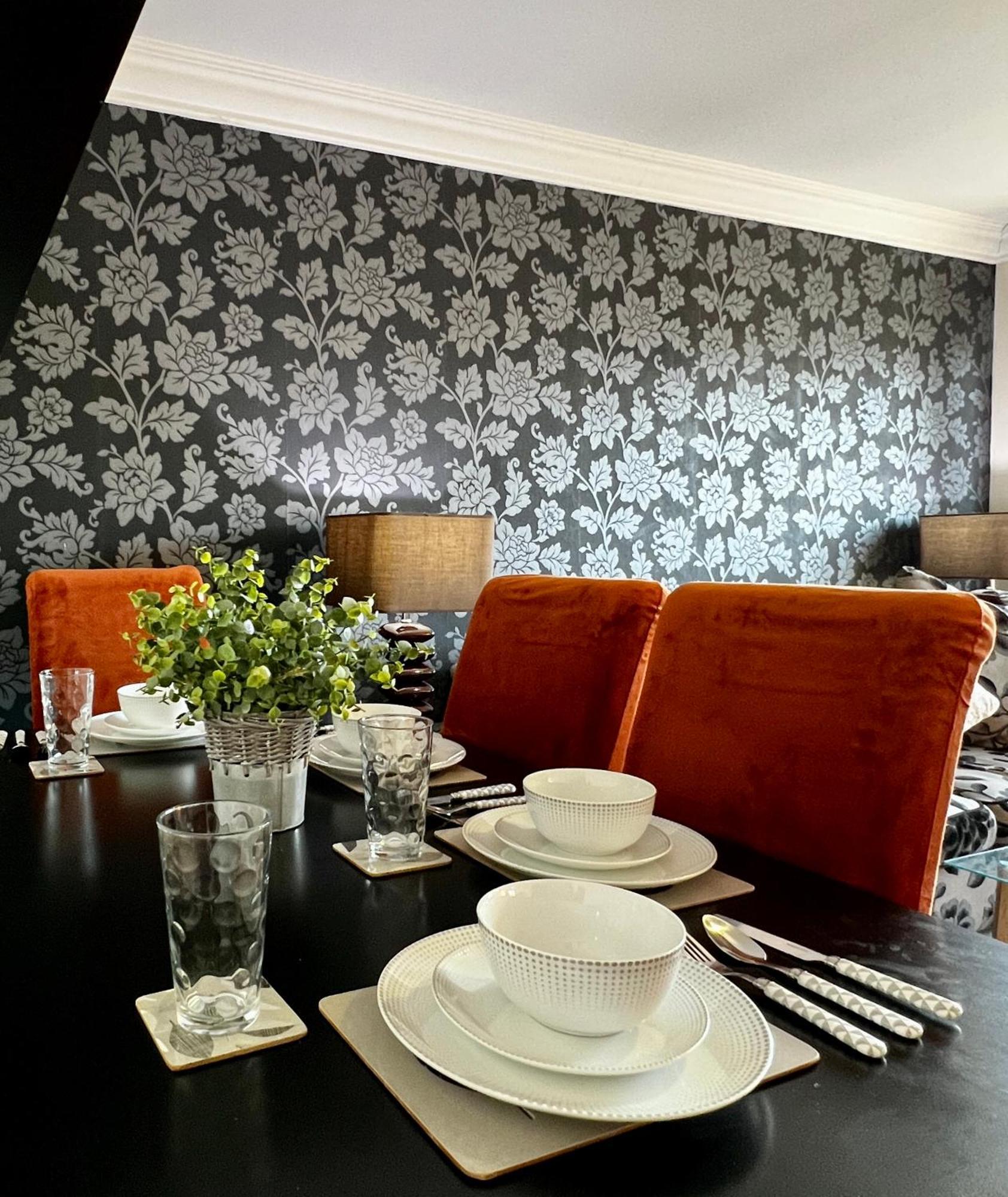 Stylish Modern Flat With Juliet Balcony & Parking Appartement Glasgow Buitenkant foto
