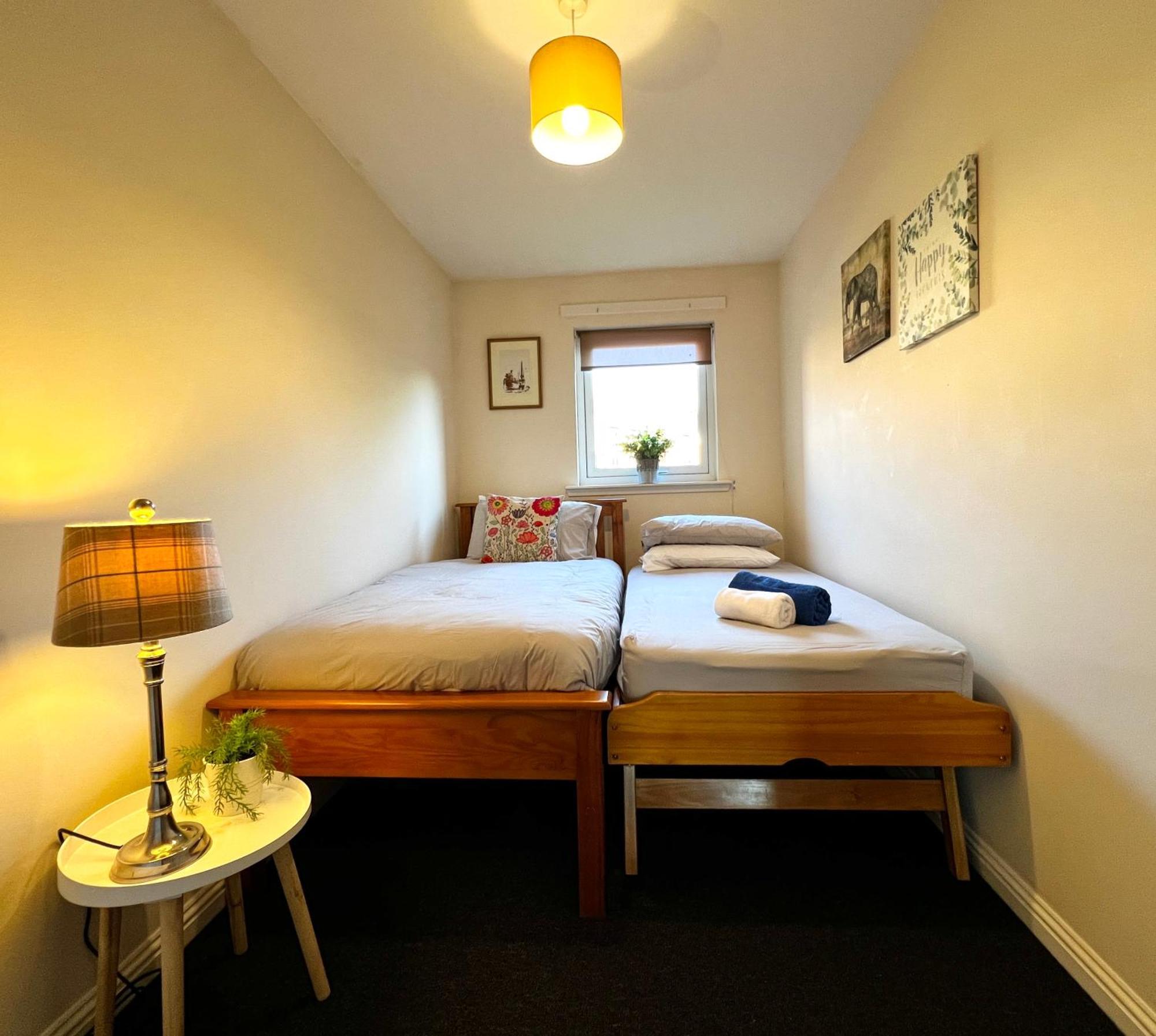 Stylish Modern Flat With Juliet Balcony & Parking Appartement Glasgow Buitenkant foto