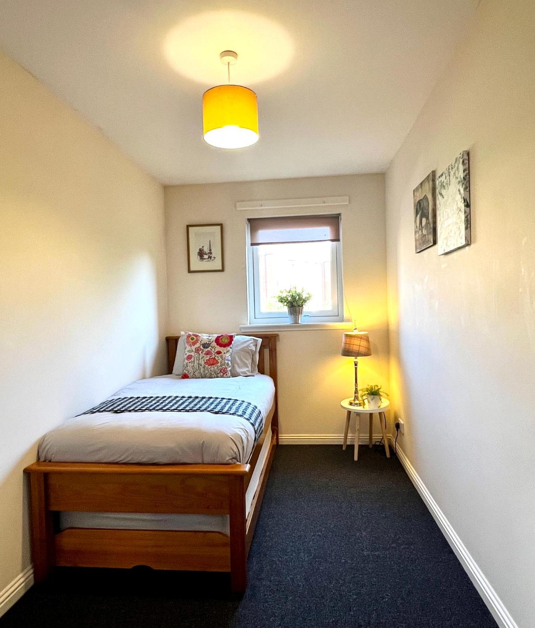 Stylish Modern Flat With Juliet Balcony & Parking Appartement Glasgow Buitenkant foto